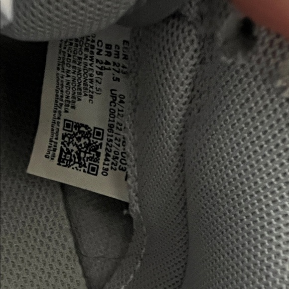 Nike Low-Top Sneakers in Gray & White 9.5 main image 10
